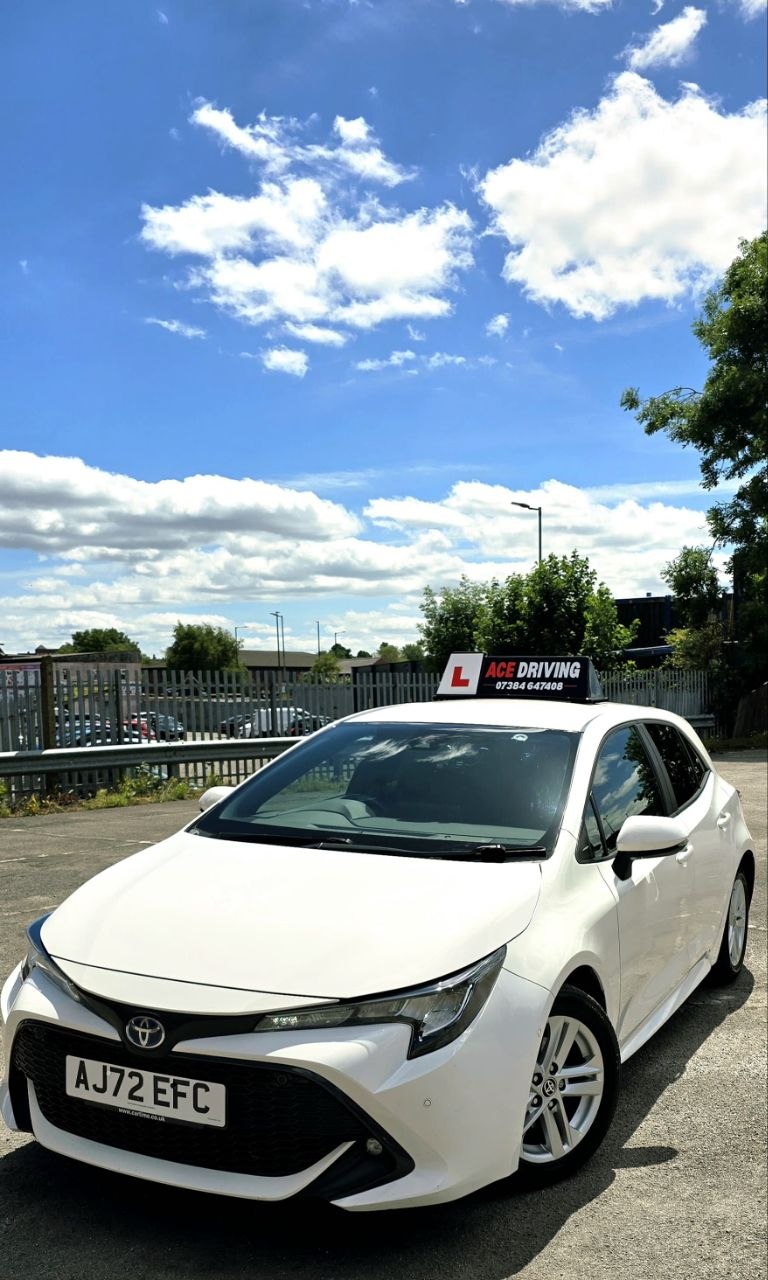Moyez — automatic instructor, white Toyota Corolla